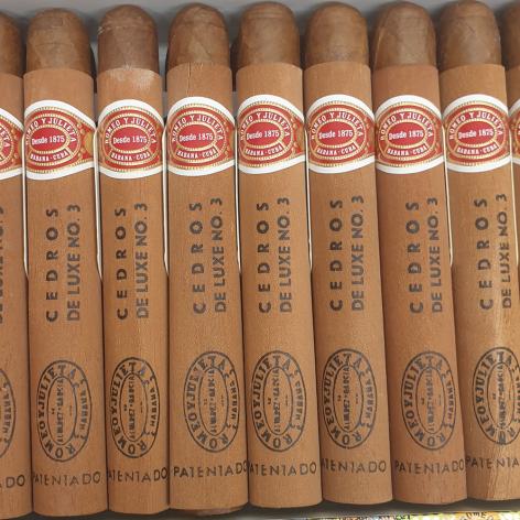 Lot 266 - Romeo y Julieta Cedros de Luxe No. 3