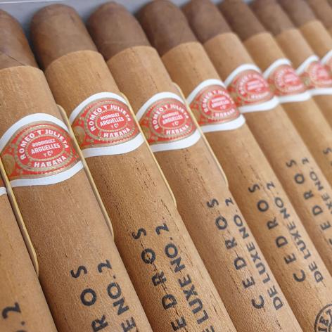 Lot 266 - Romeo y Julieta Cedros de Luxe No. 2