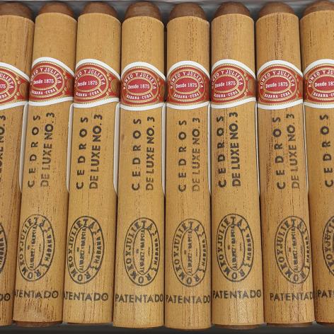 Lot 267 - Romeo y Julieta Cedros de Luxe No. 3