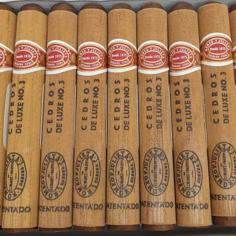 Lot 268 - Romeo y Julieta Cedros de Luxe No. 3