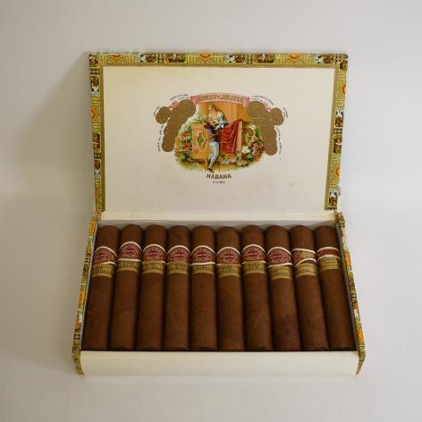 Lot 271 - Romeo y Julieta Wide Churchills