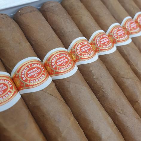 Lot 271 - Romeo y Julieta Coronas 