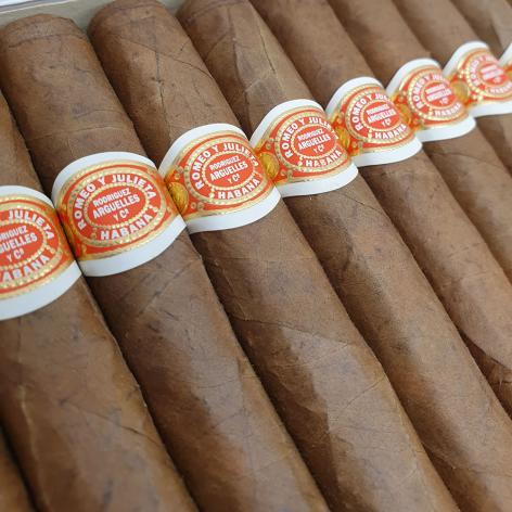 Lot 275 - Romeo y Julieta Coronas 