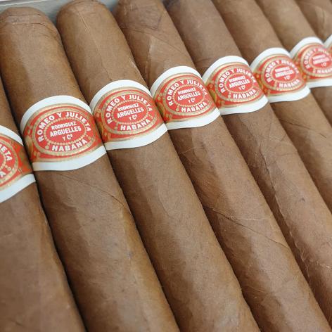 Lot 276 - Romeo y Julieta Coronas 