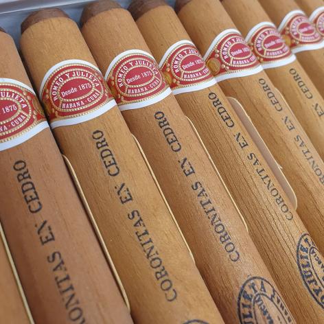 Lot 277 - Romeo y Julieta Coronitas en Cedro