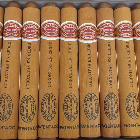 Lot 278 - Romeo y Julieta Coronitas en Cedro