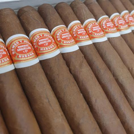 Lot 283 - Romeo y Julieta Petit Julietas