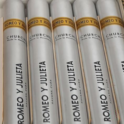 Lot 285 - Romeo y Julieta Churchills