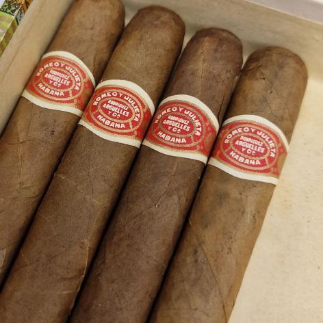 Lot 285 - Romeo y Julieta Coronas