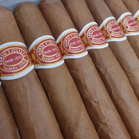 Lot 286 - Romeo y Julieta Petit Coronas