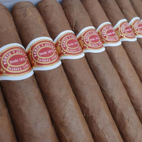 Lot 287 - Romeo y Julieta Petit Coronas