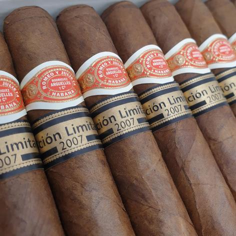 Lot 288 - Romeo y Julieta Escudos 