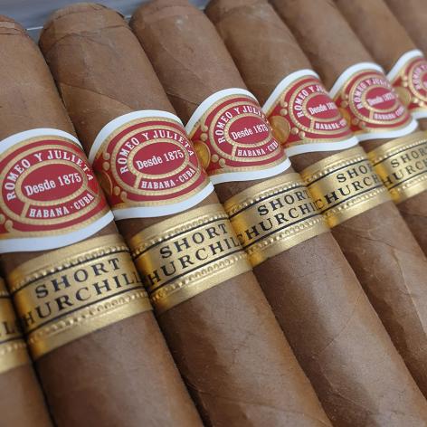 Lot 290 - Romeo y Julieta Short Churchills 