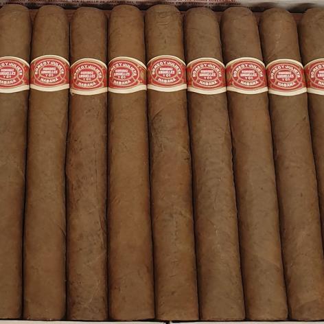 Lot 295 - Romeo y Julieta Petit Coronas