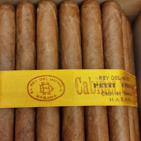 Lot 31 - El Rey Del Mundo Petit Coronas
