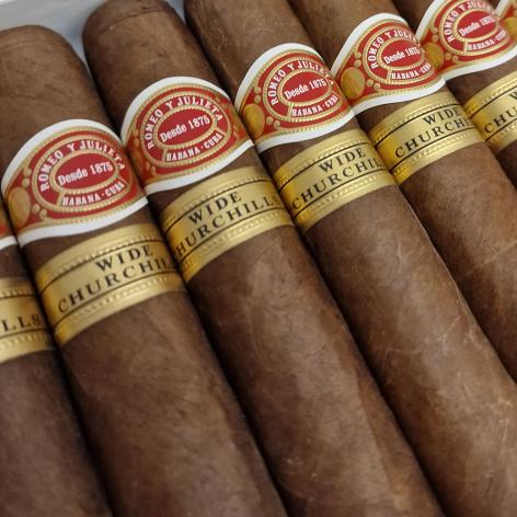 Lot 329 - Romeo y Julieta Wide Churchills