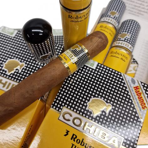 Lot 32 - Cohiba Robustos