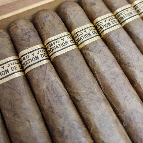Lot 343 - Romeo y Julieta Petit Coronation de Luxe