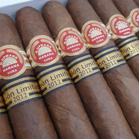 Lot 357 - H. Upmann Robustos