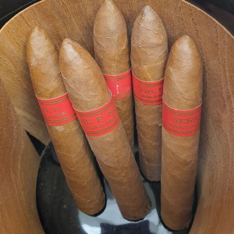 Lot 370 - Partagas Serie P No.1