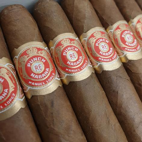 Lot 371 - Punch Petit Coronas del Punch 