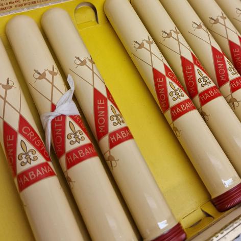 Lot 372 - Montecristo Tubos
