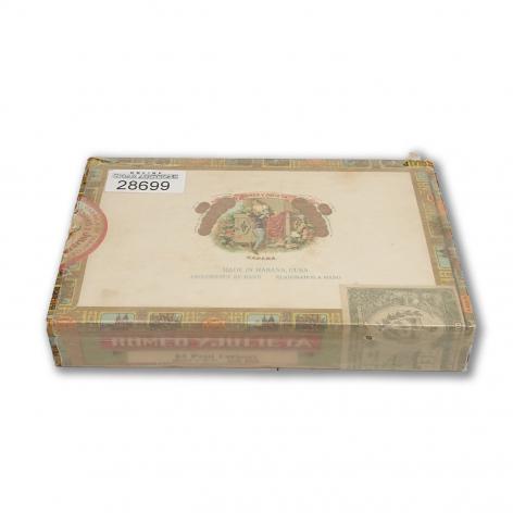 Lot 37 - Romeo y Julieta Petit Coronas