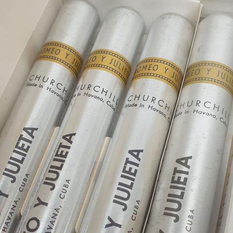 Lot 37 - Romeo y Julieta Churchills 