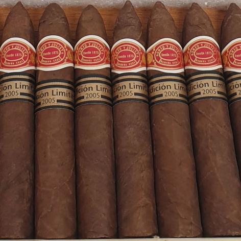 Lot 389 - Romeo y Julieta Petit Piramides
