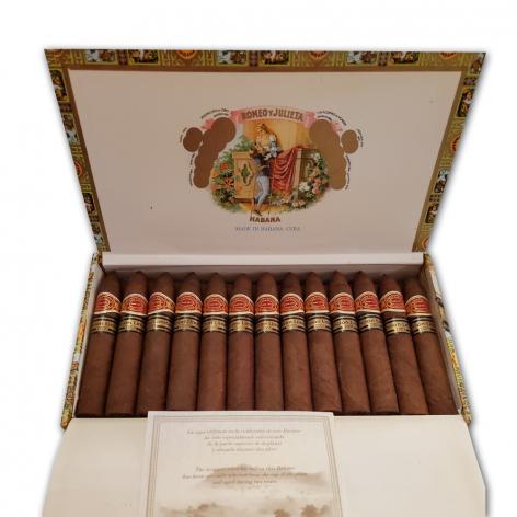 Lot 393 - Romeo y Julieta Petit Piramides