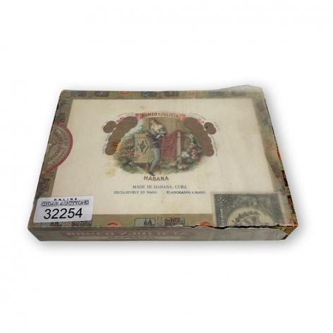 Lot 39 - Romeo y Julieta Coronas 