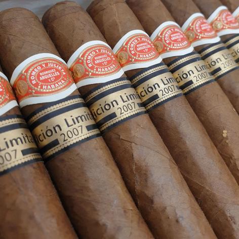 Lot 404 - Romeo y Julieta Escudos 