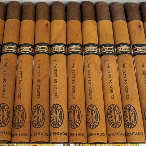 Lot 404 - Romeo y Julieta Cedros de Luxe No. 1