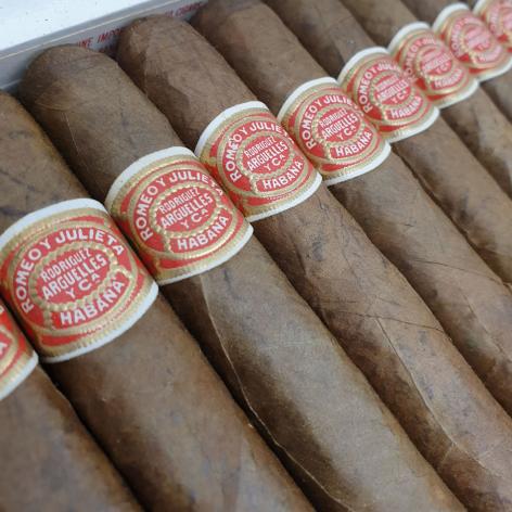 Lot 419 - Romeo y Julieta Coronas 