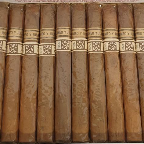 Lot 41 - Romeo y Julieta Coronitas