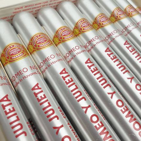 Lot 423 - Romeo y Julieta Romeo No. 1 de Luxe