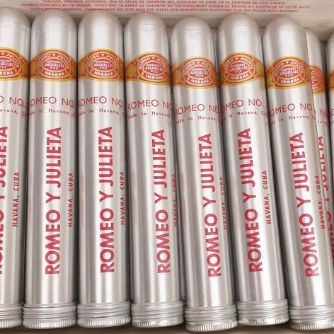 Lot 424 - Romeo y Julieta Romeo No. 2 de Luxe