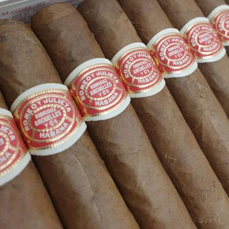 Lot 425 - Romeo y Julieta Tres Petit Coronas 