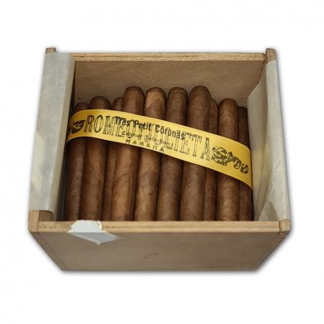 Lot 437 - Romeo y Julieta Tres Petit Coronas