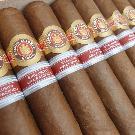 Lot 449 - Ramon Allones Silver Jubilee 