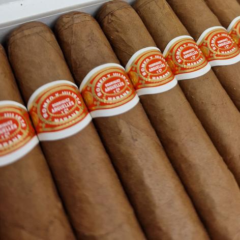 Lot 462 - Romeo y Julieta Petit Coronas