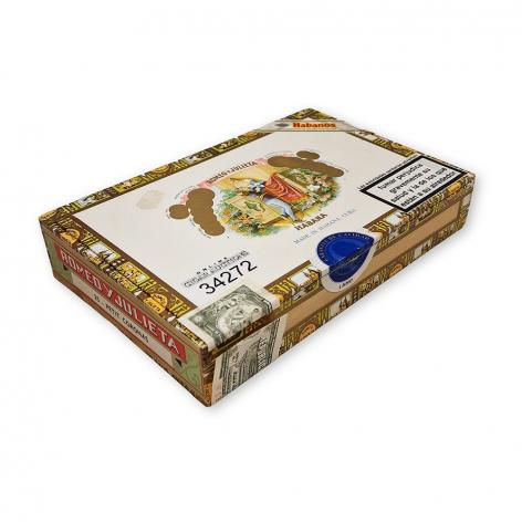 Lot 463 - Romeo y Julieta Petit Coronas