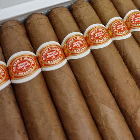 Lot 463 - Romeo y Julieta Petit Coronas