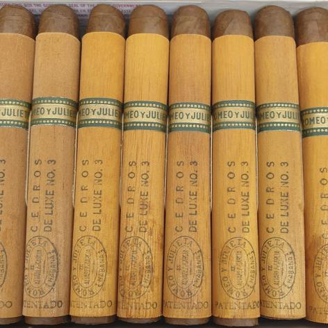 Lot 500 - Romeo y Julieta Cedros de Luxe No. 3