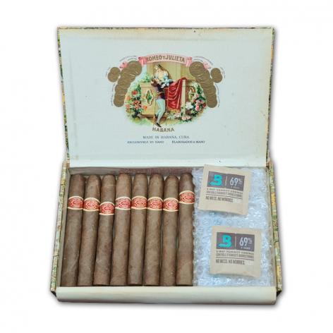 Lot 50 - Romeo y Julieta Petit Coronas  