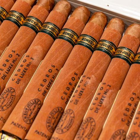 Lot 516 - Romeo y Julieta Cedros de Luxe No. 2