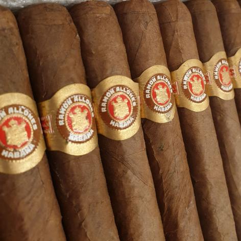 Lot 525 - Ramon Allones Small Club Coronas 