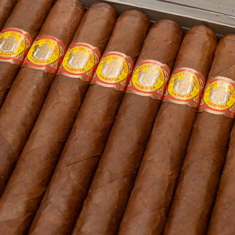 Lot 556 - El Rey Del Mundo Petit Coronas