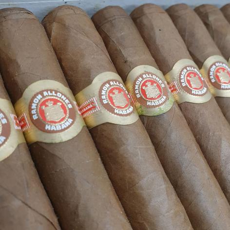 Lot 563 - Ramon Allones Gigantes 