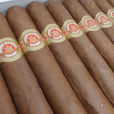 Lot 564 - Ramon Allones Gigantes 